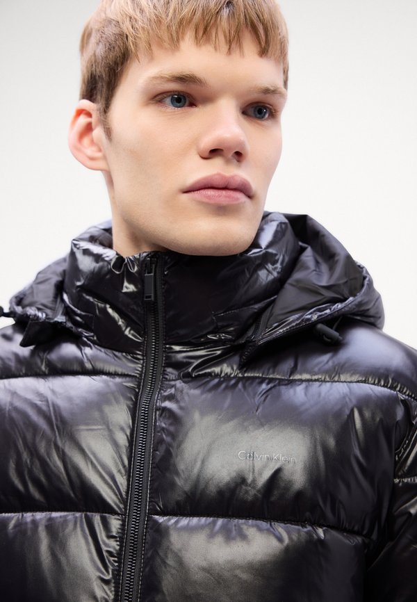 Calvin Klein GLOSSY CHANNELED PUFFER