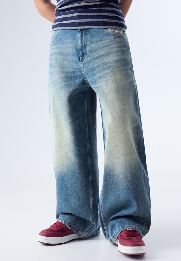 Bershka BAGGY WIDE-LEG JEANS - Baggy Jeans - light blue