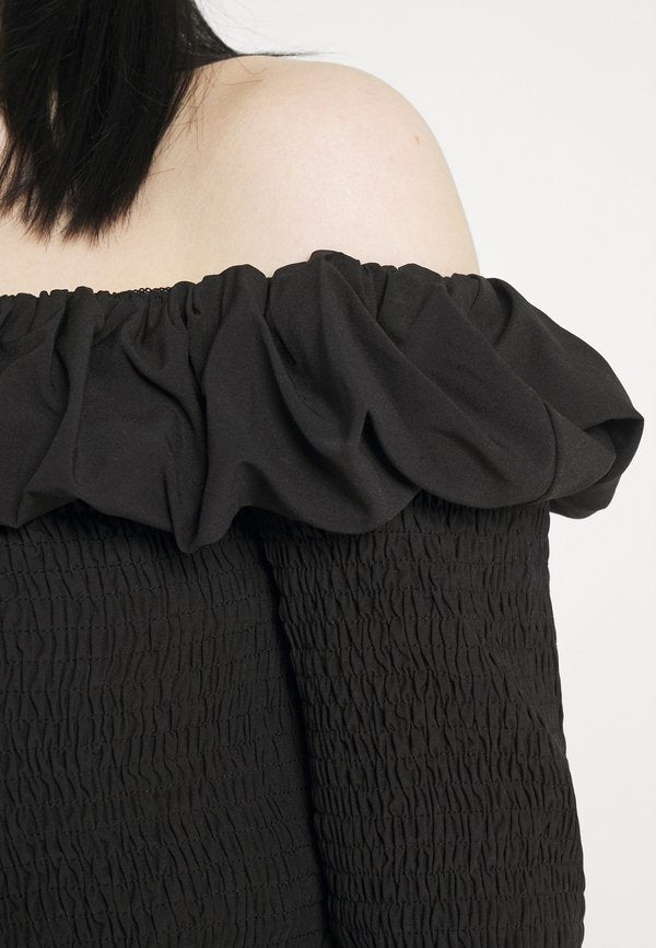 NA-KD OFF SHOULDER