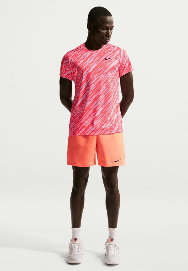 Nike Performance NIKECOURT VICTORY PRINT - Sports T-shirt - pink foam/black