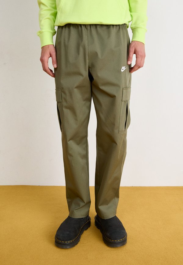 Nike Sportswear CLUB - Tracksuit bottoms - medium olive