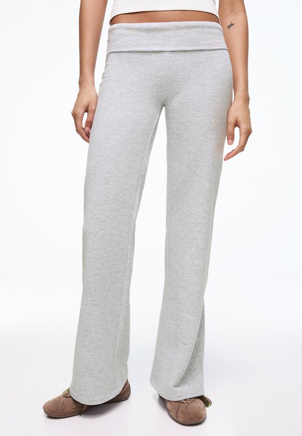 Bershka FLARED PLUSH WITH PATCH - Tracksuit bottoms - dark grey