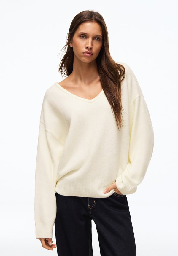 Bershka SOFT TOUCH V-NECK - JUMPER - Jumper - beige