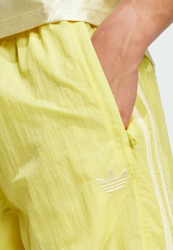 adidas Originals ADICOLOR 2000S WOVEN TRACK LOOSE