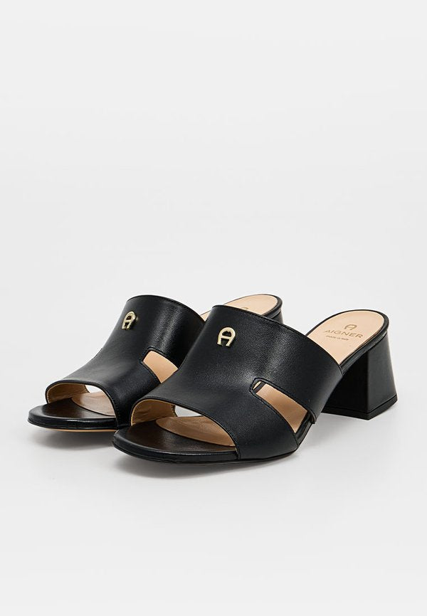 AIGNER COURTNEY