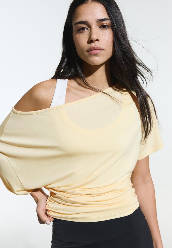 Bershka SHORT SLEEVE - Basic T-shirt - yellow