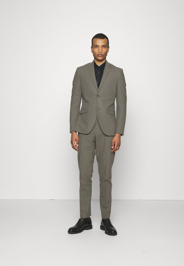 Isaac Dewhirst THE FASHION SUIT NOTCH