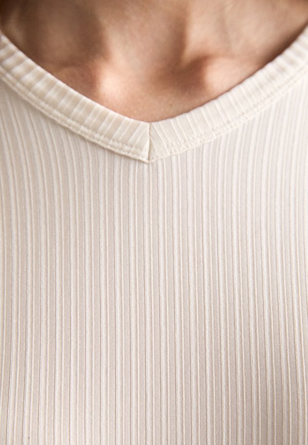 Filippa K HIGH V NECK TEE