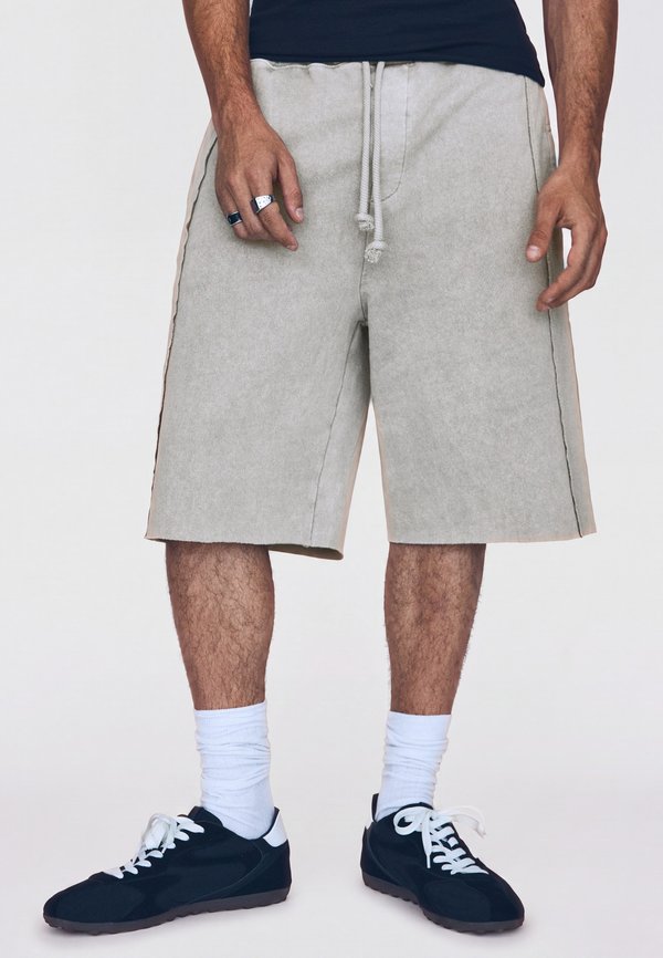 Bershka BAGGY - BERMUDA JORTS - Shorts - light grey