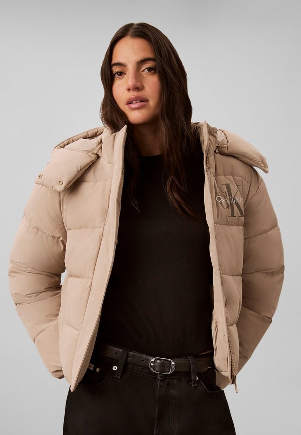 Calvin Klein Jeans MATTE MONOLOGO SHORT PUFFER - Winter jacket - crockery