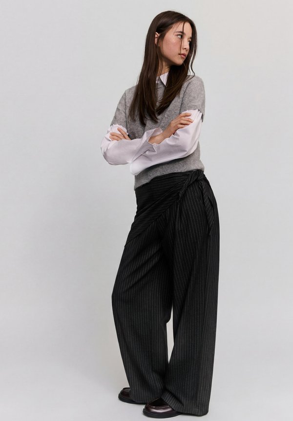 Bershka TAILORED FIT SCARF TROUSERS 01209172 - Trousers - black