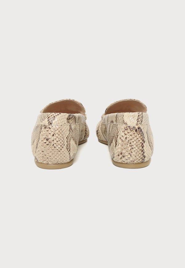 Stuart Weitzman BRITT BOW LOAFER