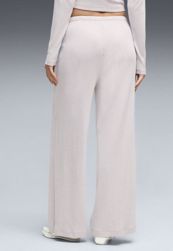 Puma ESSENTIALS RELAXED HOSE MIT WEITEM BEIN - Tracksuit bottoms - misty pink heather