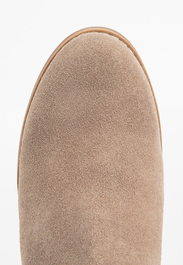 TOMS KALLIE
