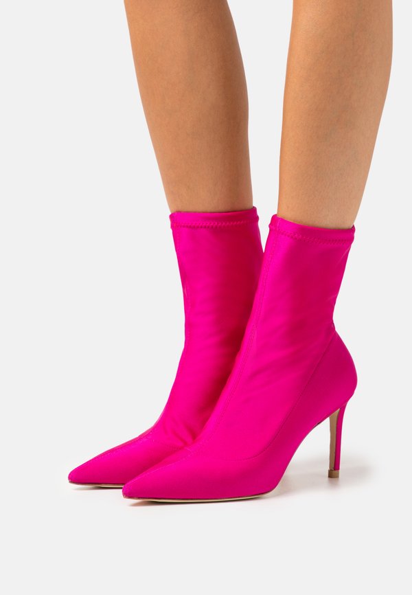Stuart Weitzman STRETCH BOOTIE