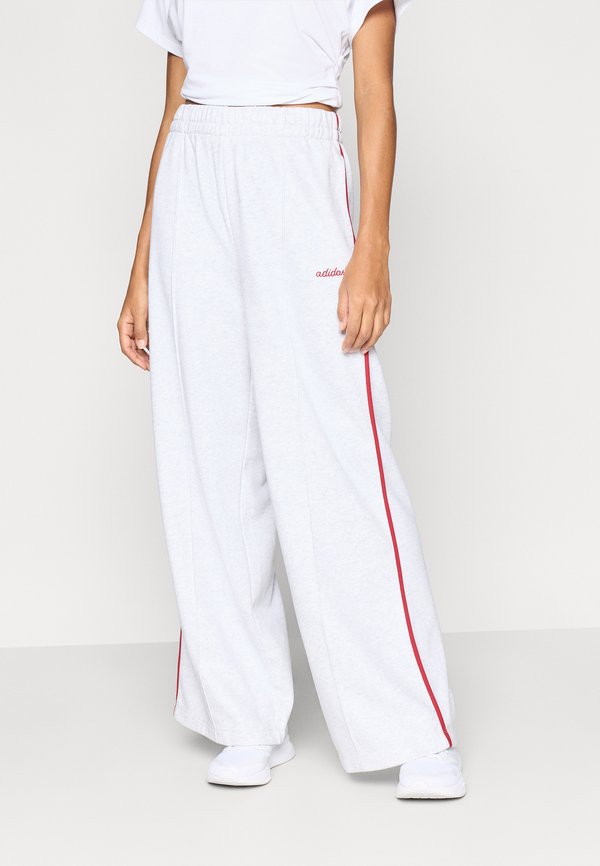 adidas Sportswear SEASONAL ESSENTIALS COLORPOP WITH EMBROIDERED GRAPHIC - Tracksuit bottoms - light grey heather/active maroon