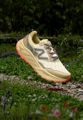 New Balance HIERRO V9 - Trail running shoes - linen