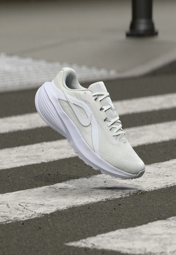 Nike Performance NIKE DOWNSHIFTER 14 - Road running shoes - white