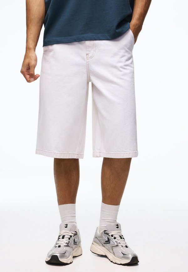 Bershka BAGGY BERMUDA - Denim shorts - white