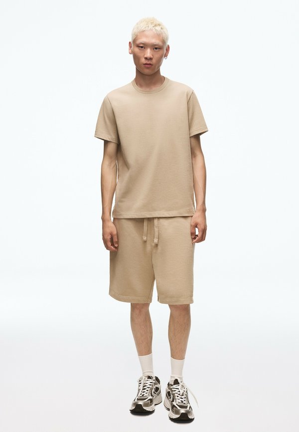 Bershka TSHIRT+BERMUDA SHORT - SET  02257111 - Tracksuit bottoms - beige