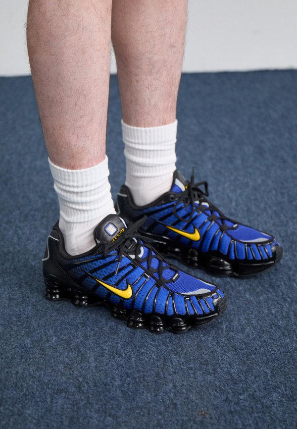 Nike Sportswear NIKE SHOX TL FB - Trainers - black/varsity maize/metallic/silver/lyon blue