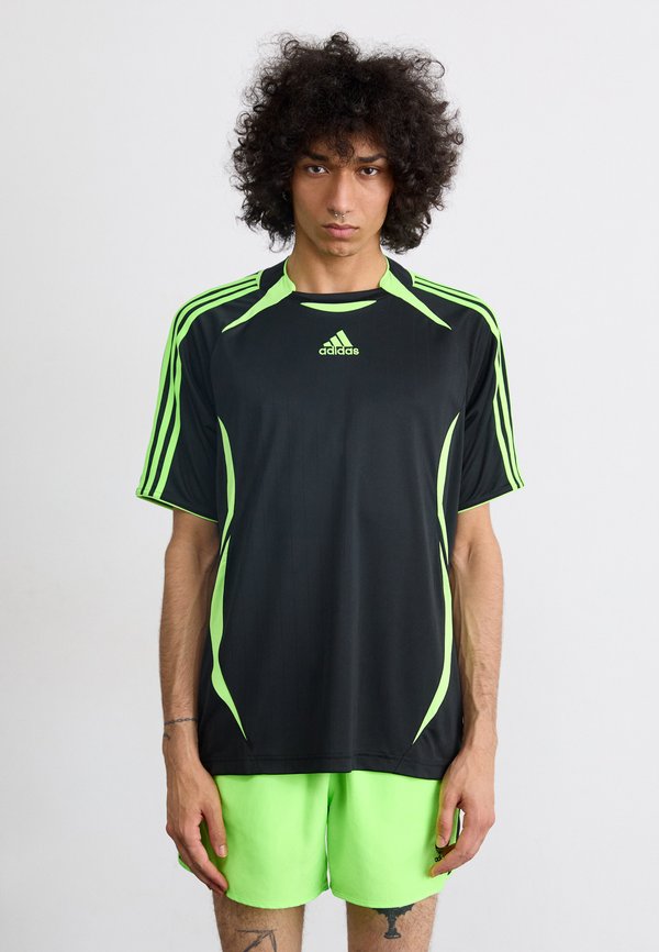 adidas Originals TEAMGEIST TEE - Print T-shirt - black/signal green