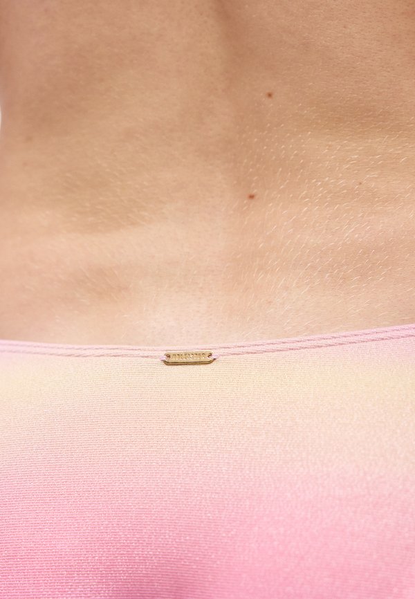 Hollister Co. FLAT SHIMMER CHEEKY