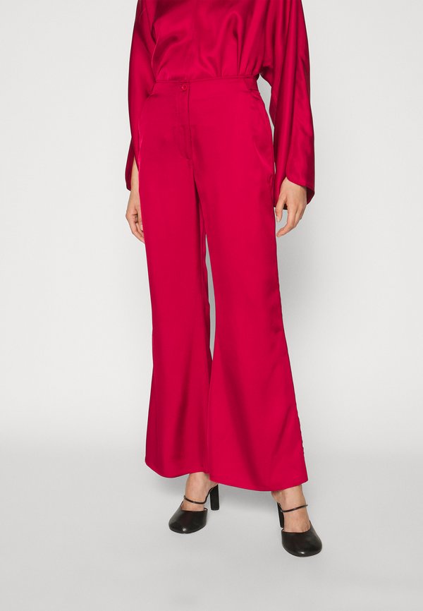 By Malene Birger AMORES
