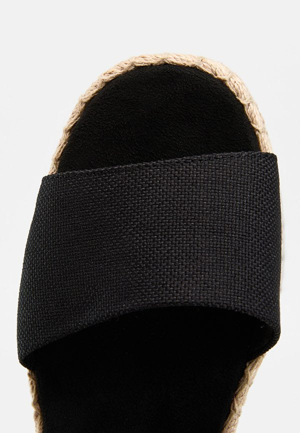 TOMS RONAN