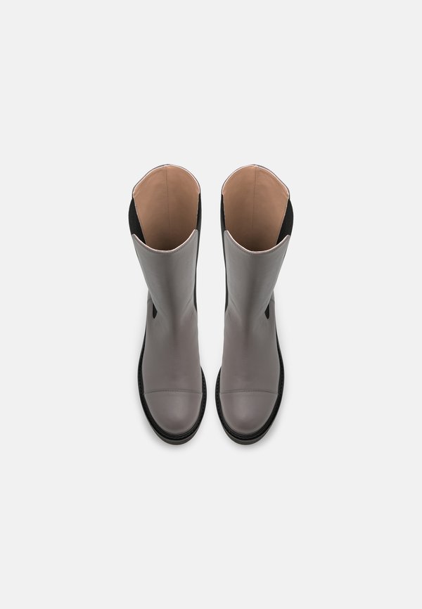 Stuart Weitzman PRESLEY ULTRALIFT BOOTIE