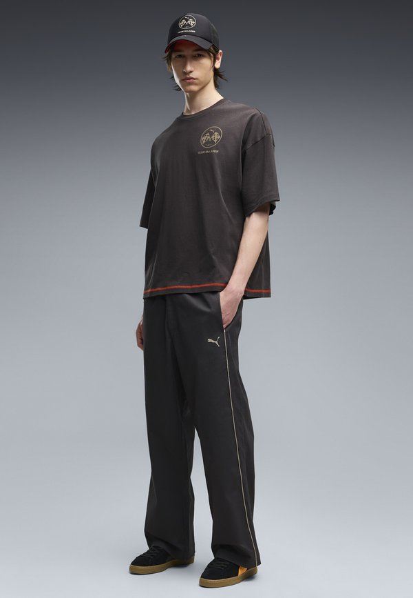 Puma MCLAREN RACING T7 RELAXED HOSE - Tracksuit bottoms - titan black