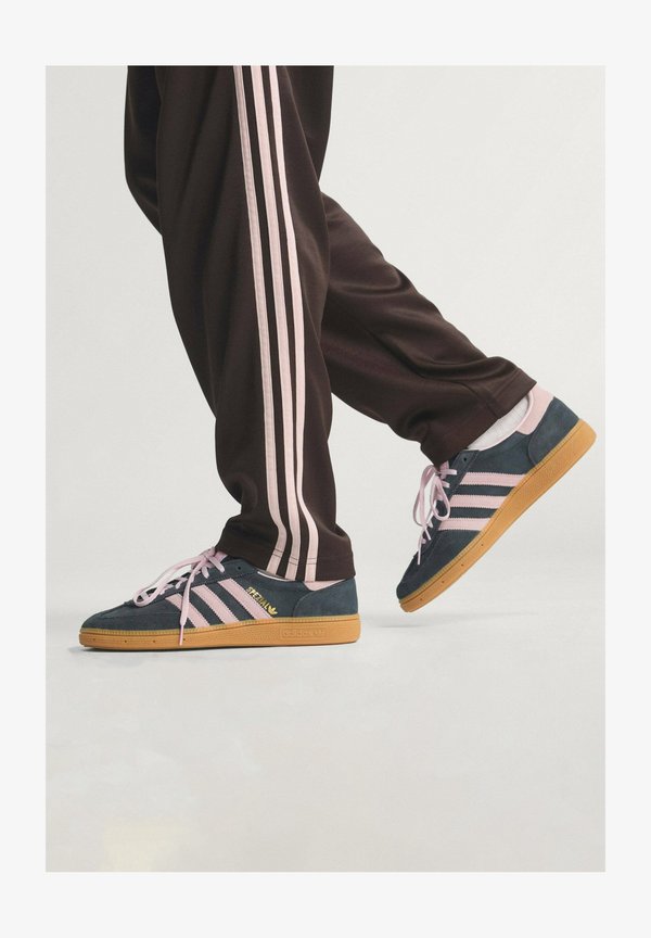 adidas Originals REGULAR FIT - Tracksuit bottoms - aurora coffee
