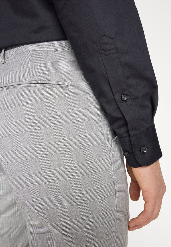 Isaac Dewhirst THE FASHION NOTCH SUIT