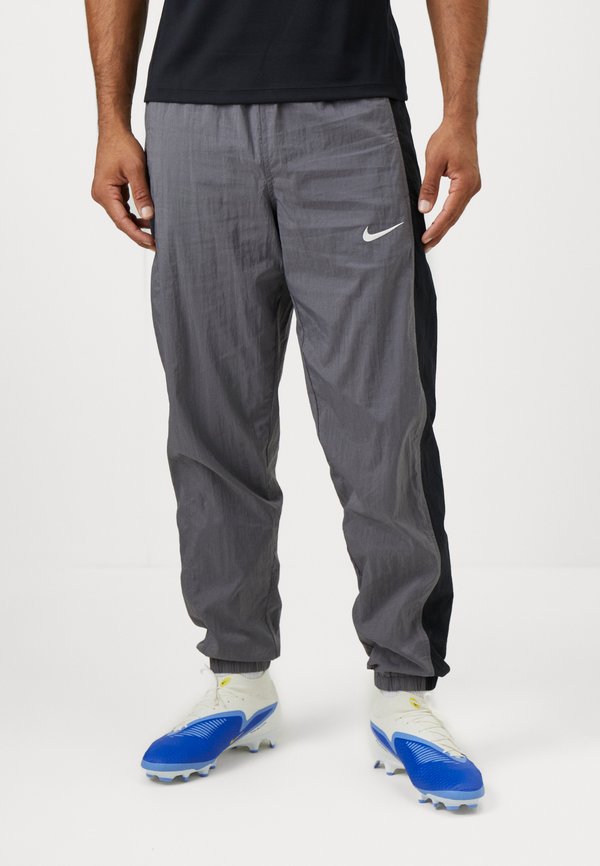 Nike Performance STANDARD FIT - Tracksuit bottoms - light graphite