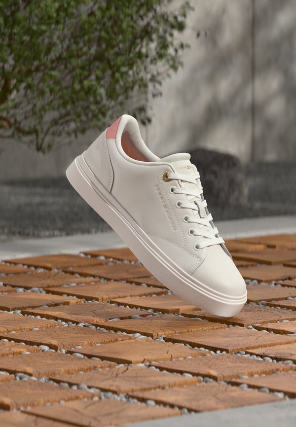 Tommy Hilfiger FEMININE CUPSOLE