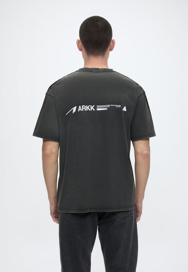 ARKK Copenhagen LOGO BOXY TEE UNISEX