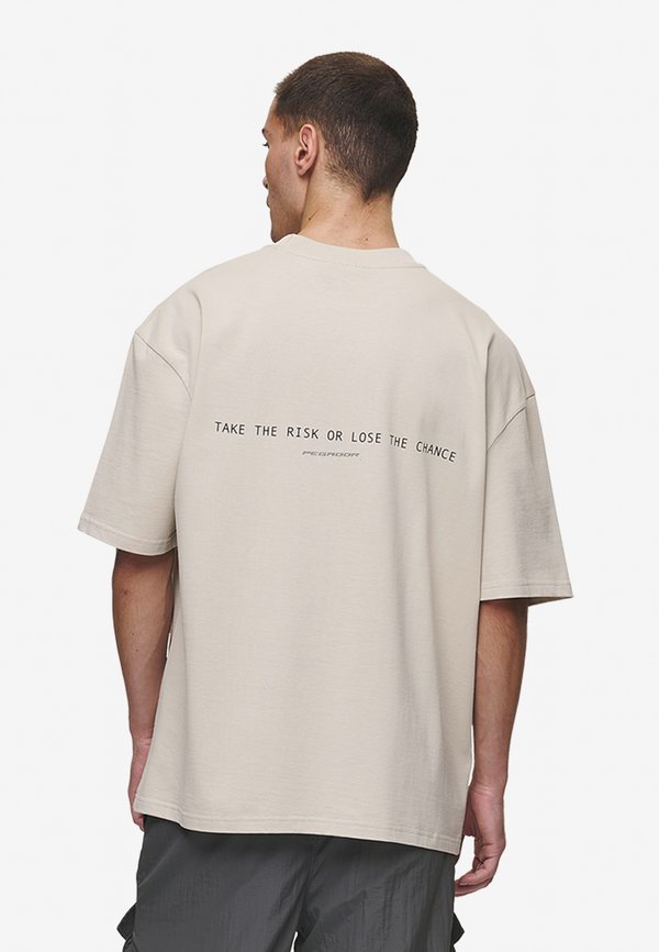 Pegador CHASE OVERSIZED TEE