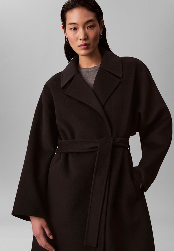 Calvin Klein HERO FACE - Trenchcoat - black