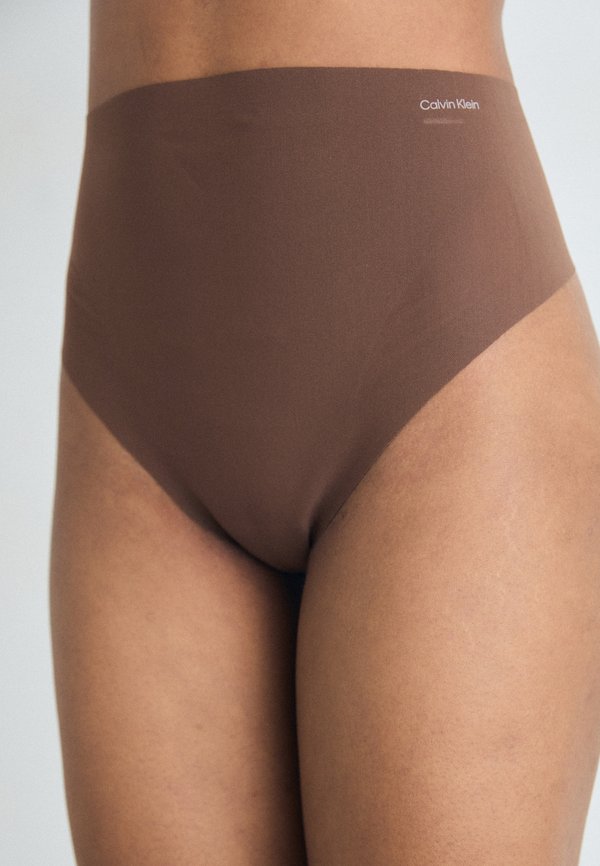 Calvin Klein Underwear SHAPEWEAR SCULPTED FIRM THONG STAY PUT