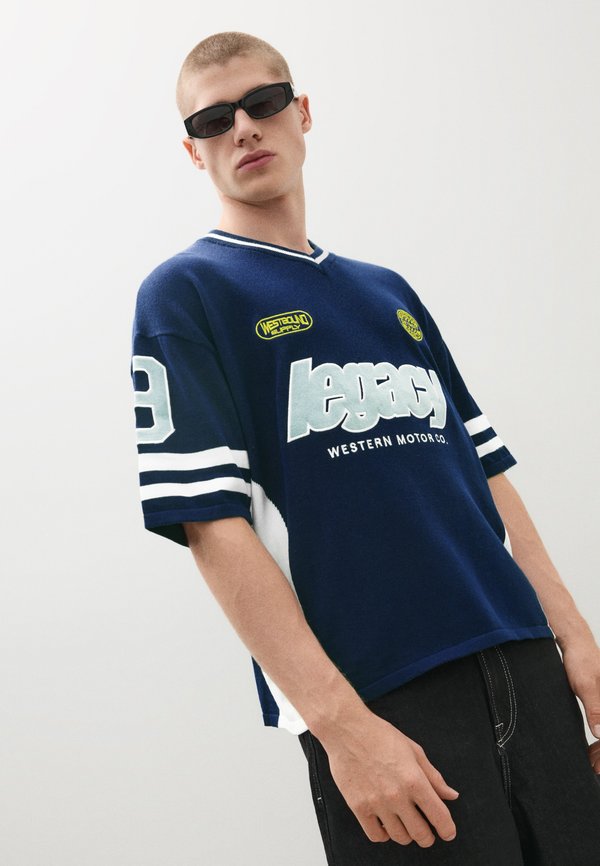 Bershka V-NECK - PRINT T-SHIRT - Print T-shirt - royal blue