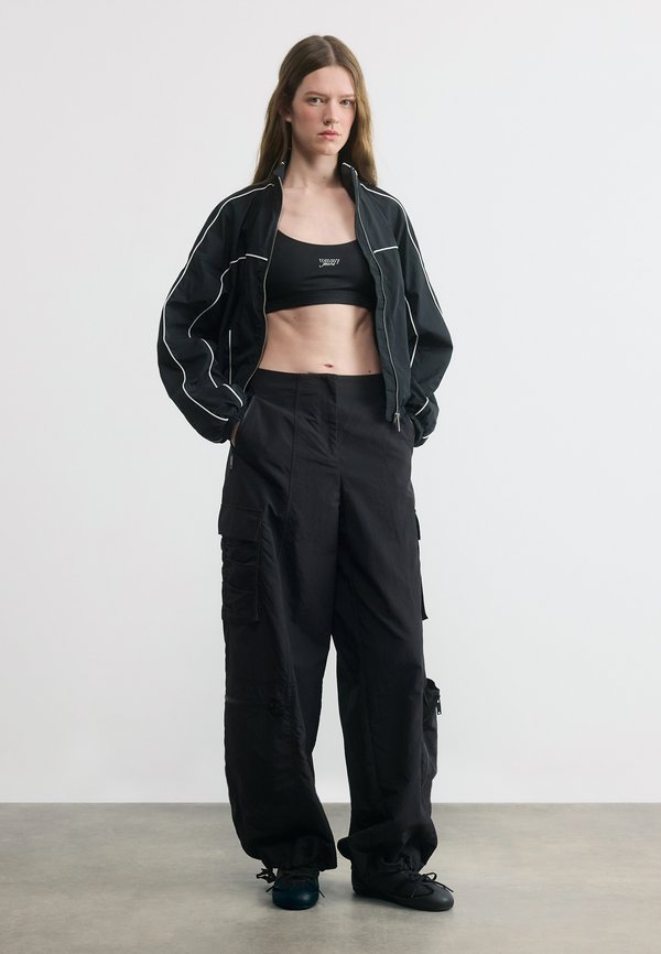 Tommy Jeans ATHLEISURE METAL LOGO BRALETTE TOP