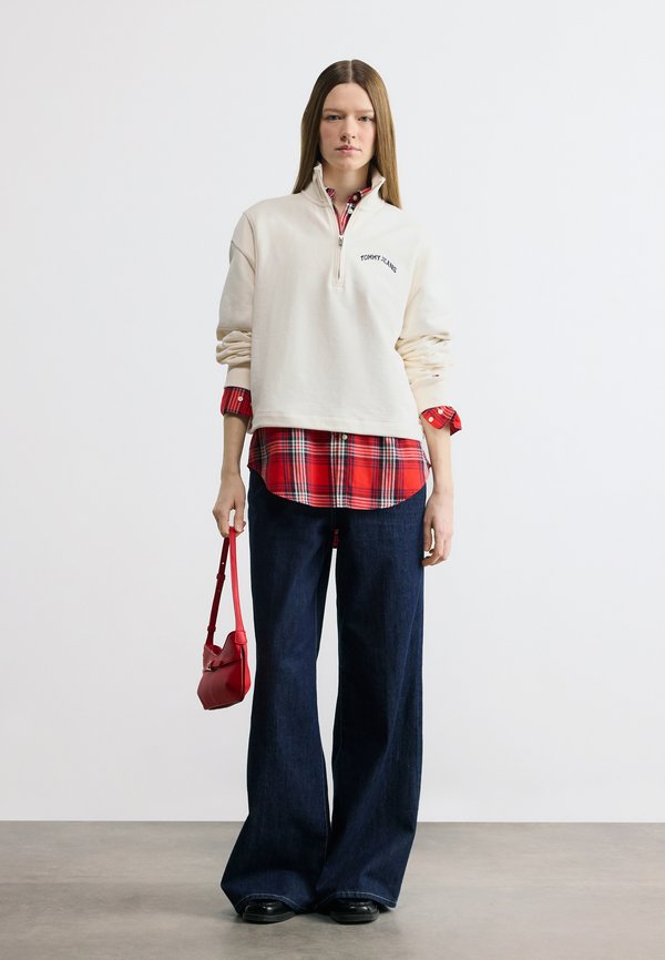 Tommy Jeans LOGO EMBROIDERY RELAXED QUARTER-ZIP SWEATSHIRT