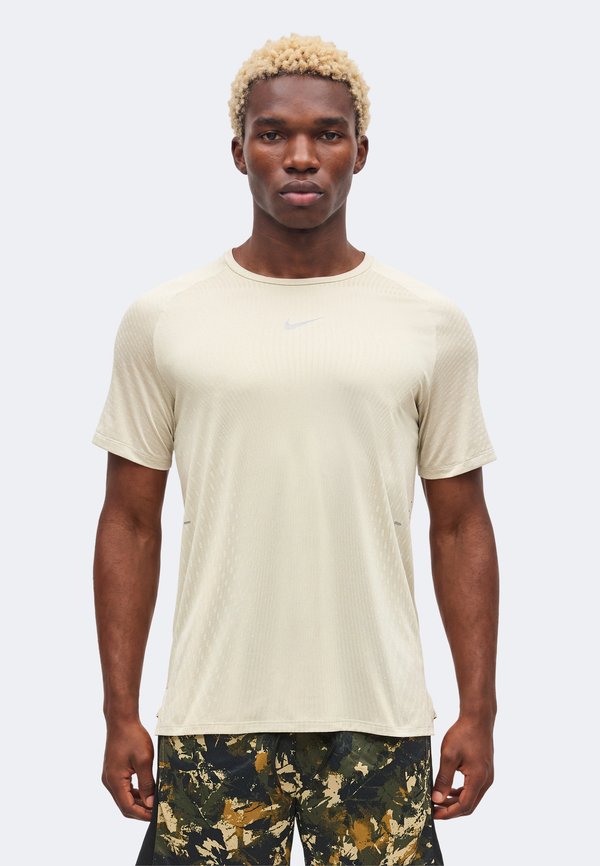 Nike Performance STRIDE - Print T-shirt - cream/sail