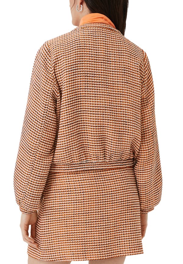 comma casual identity AUS BOUCLÉ