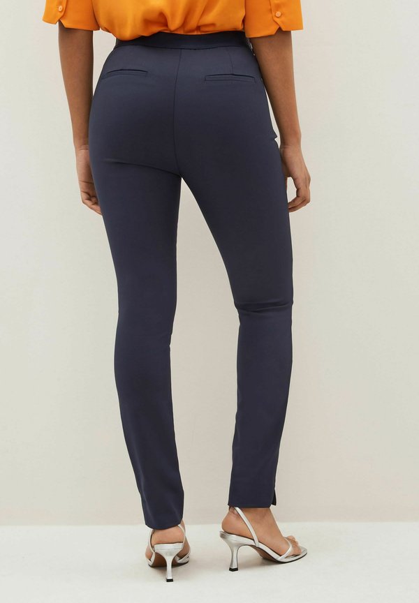 Next ELASTIC BACK ZIP DETAIL