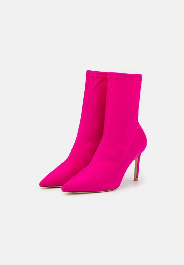 Stuart Weitzman STRETCH BOOTIE