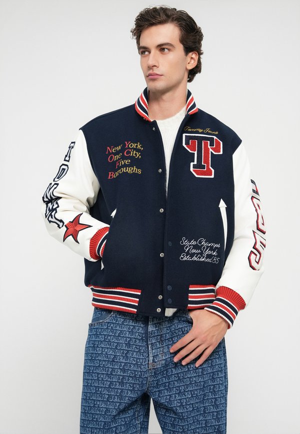 Tommy Jeans THEO SPELL-OUT LOGO LOOSE JEANS