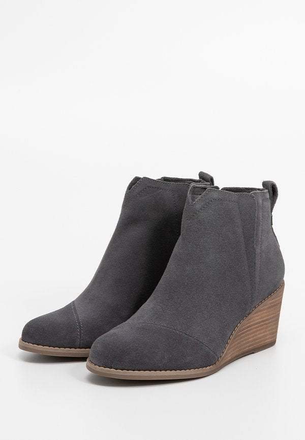 TOMS CLARE