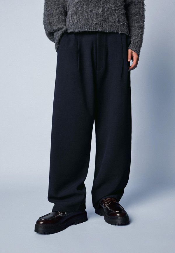 Bershka SUPER BAGGY TAILORED - Trousers - royal blue