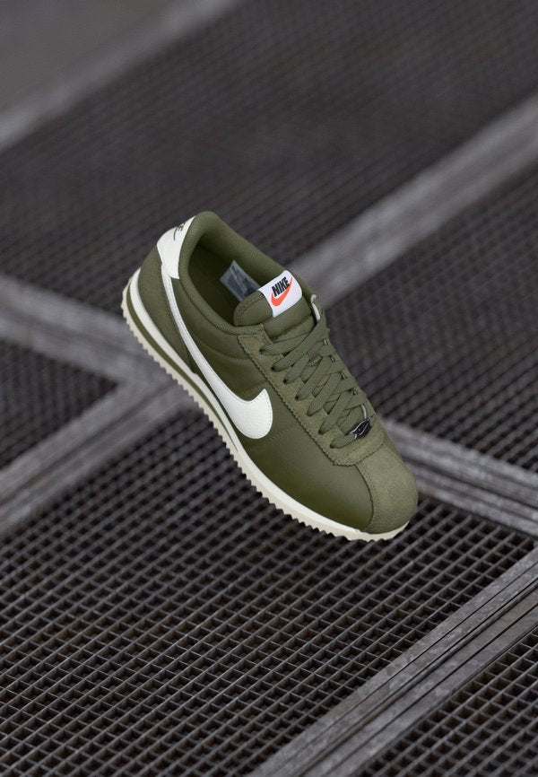 Nike Sportswear CORTEZ - Trainers - med olive/sail
